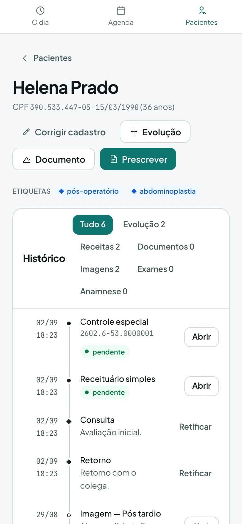 Ficha do paciente com etiquetas e a linha do tempo de receitas, evoluções e imagens.